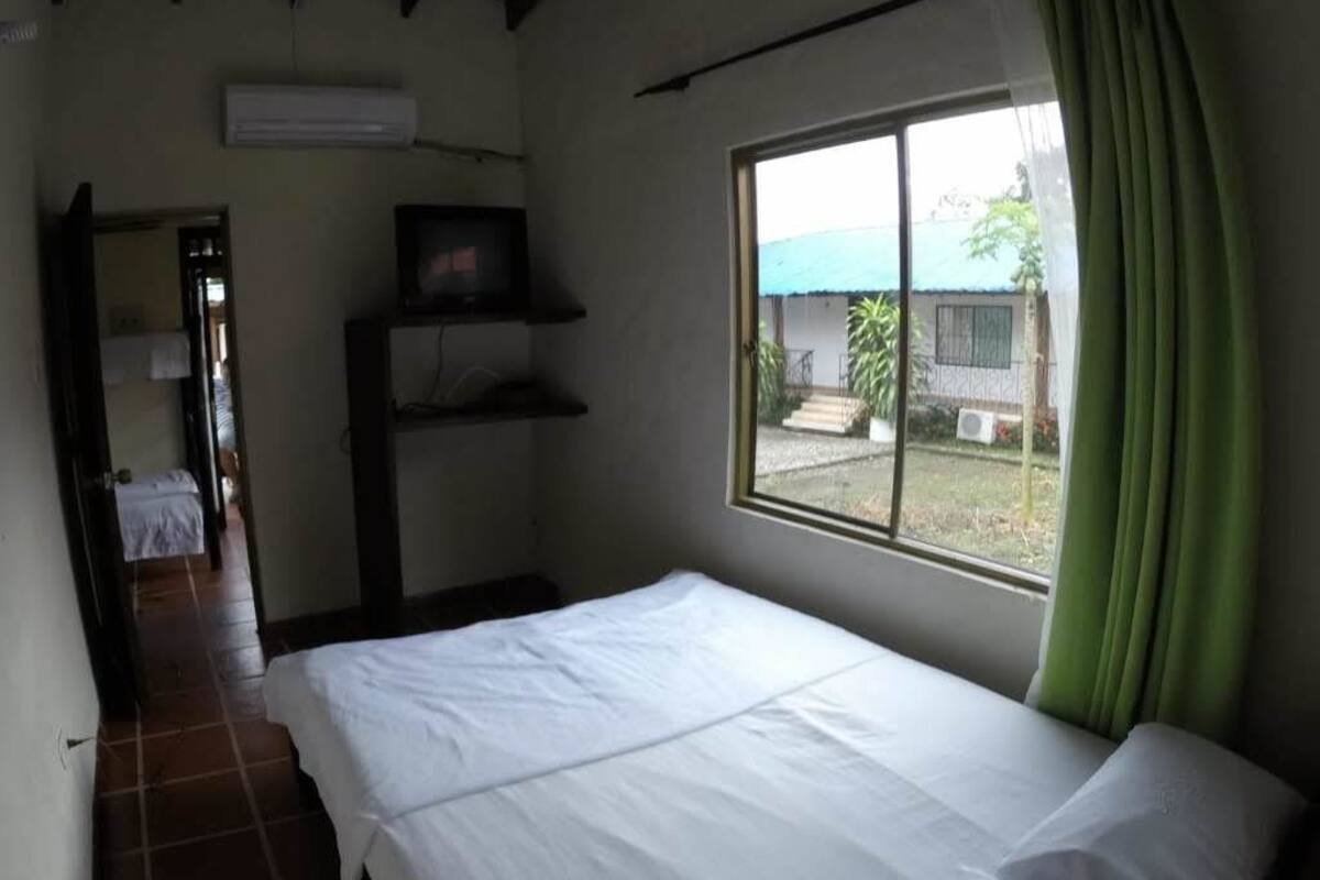 Iron/ironing board, bed sheets
