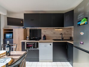 Refrigerador, microondas, horno y lavavajillas 