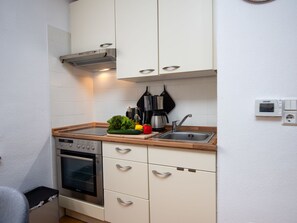 KĂŒhlschrank, Mikrowelle, Ofen, Toaster
