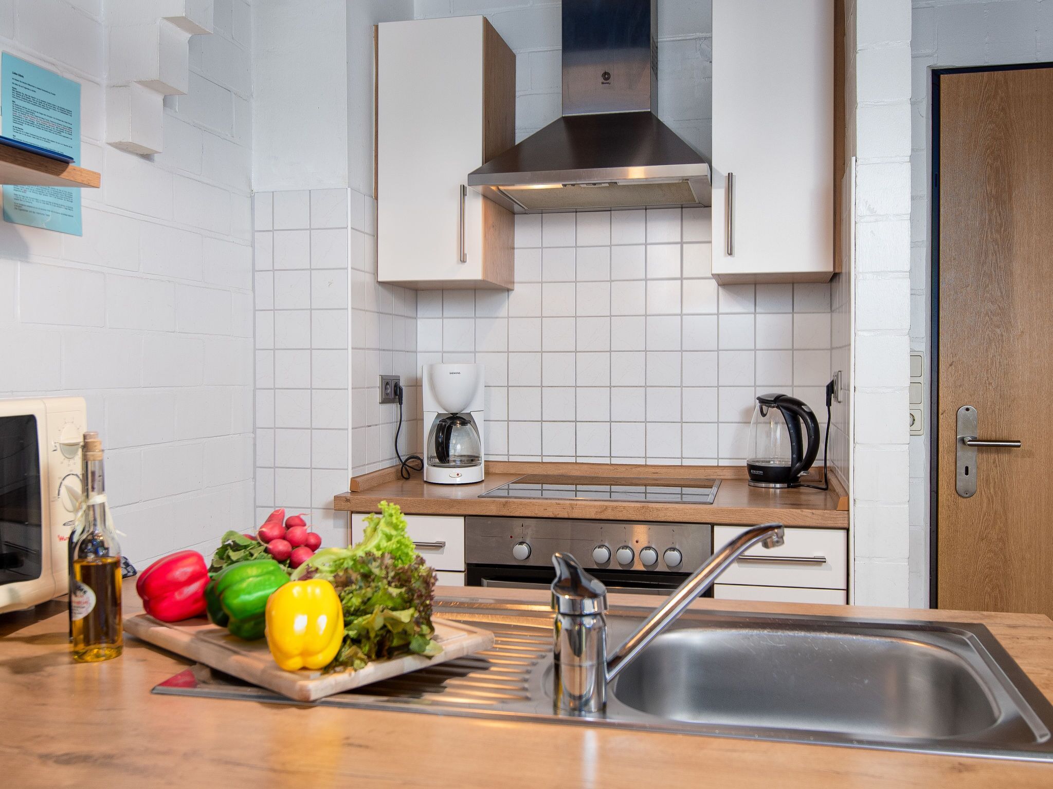 Een koelkast, een magnetron, een oven, een vaatwasser