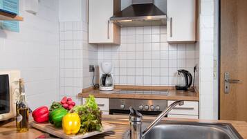 Een koelkast, een magnetron, een oven, een vaatwasser