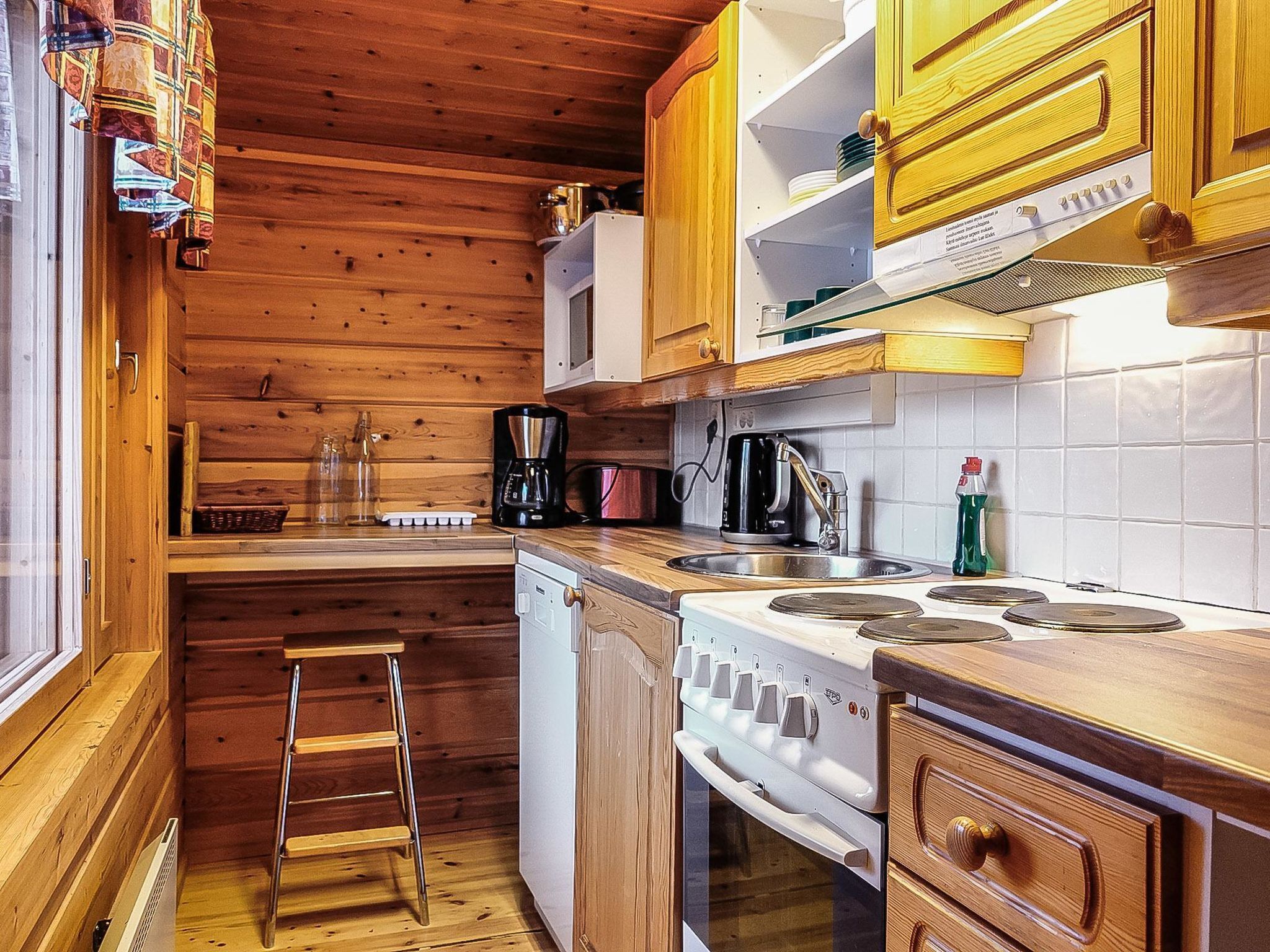 Køleskab, mikrobølgeovn, opvaskemaskine, køkkentøj/tallerkener/redskaber