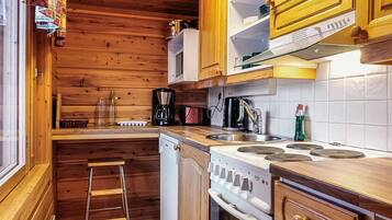 Frigorífico, microondas, lavavajillas y utensilios de cocina