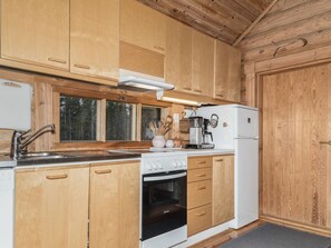 Kühlschrank, Mikrowelle, Geschirrspüler, Kochgeschirr/Geschirr/Besteck