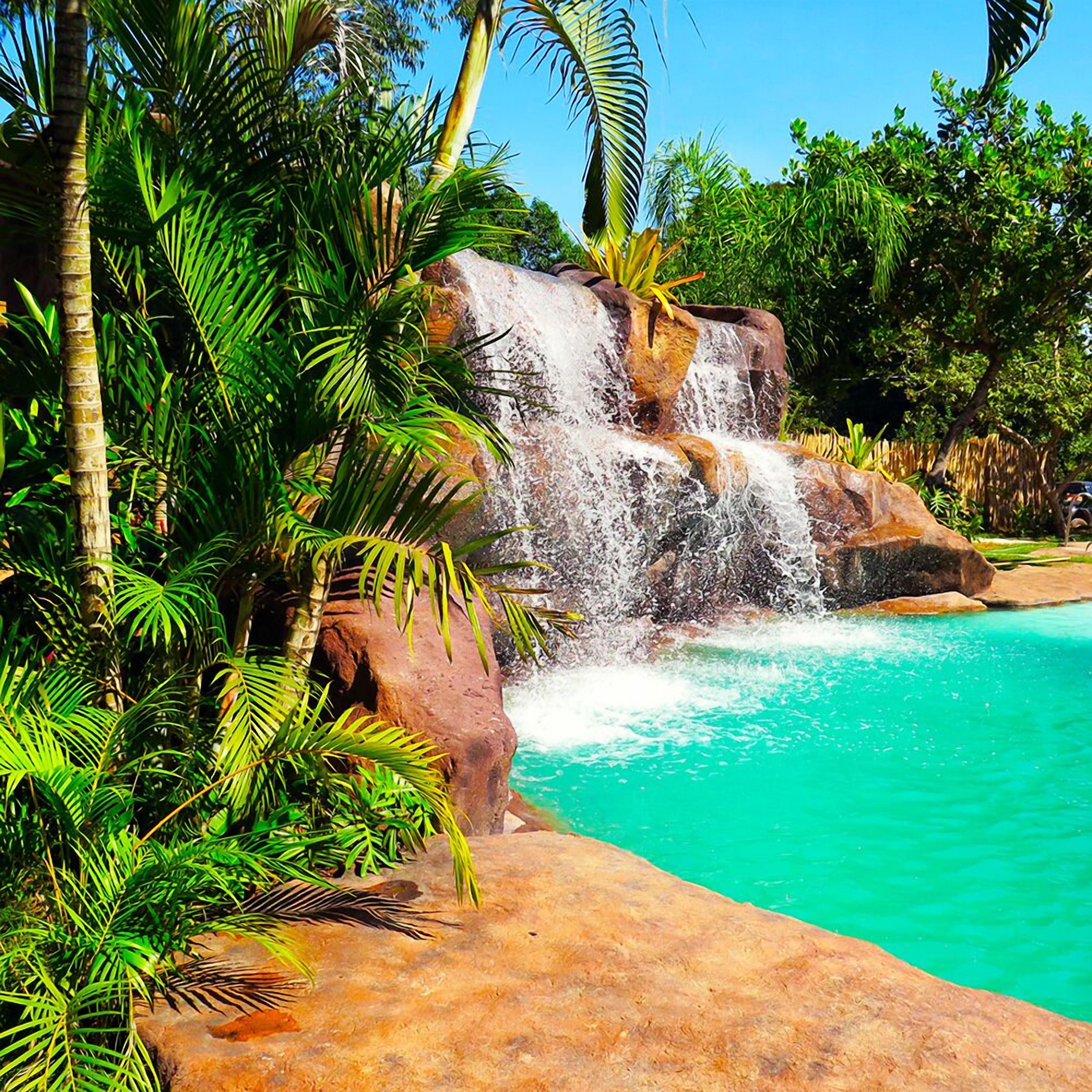 3 hồ bơi ngoài trời, hồ bơi thác nước, ghế dài tắm nắng 