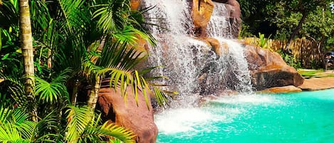 3 Außenpools, Pool mit Wasserfall, Liegestühle