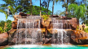 3 piscinas externas, piscina com cascata, espreguiçadeiras