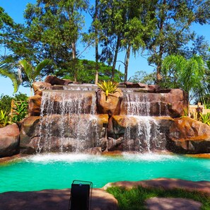 3 outdoor pools, a waterfall pool, pool loungers - Pousada Grande Rio (Pirapora)
