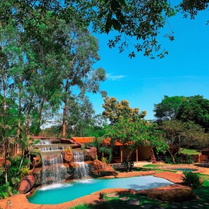 3 outdoor pools, a waterfall pool, sun loungers - Pousada Grande Rio (Pirapora)
