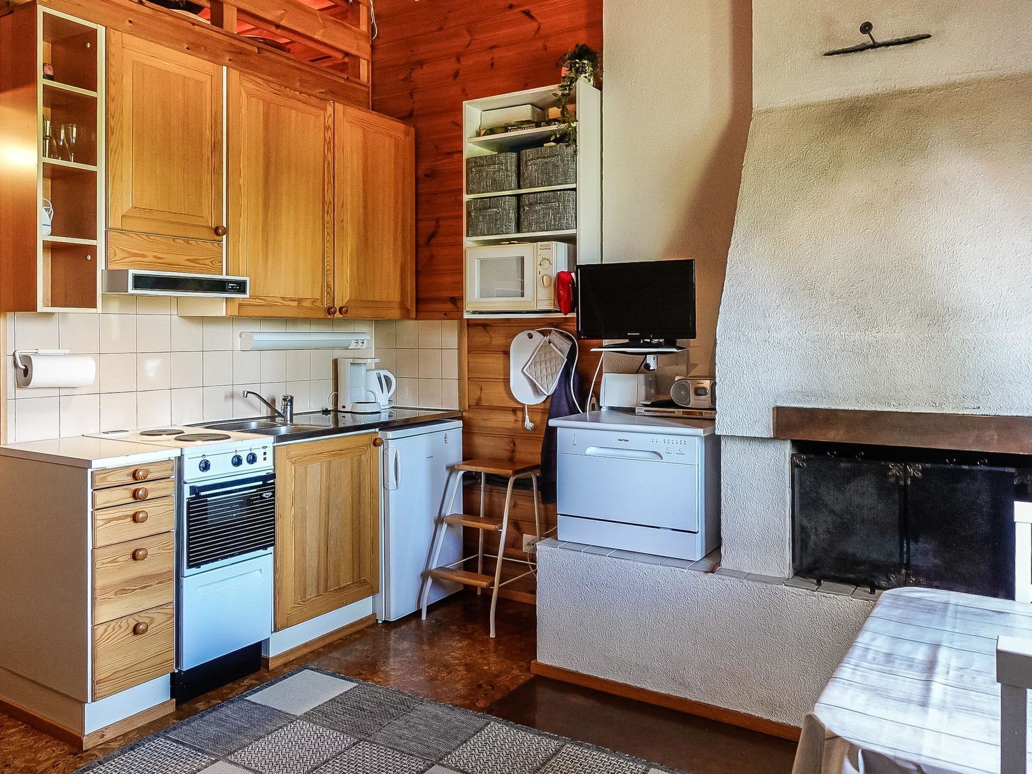 Refrigerador, microondas, lavavajillas y utensilios de cocina 