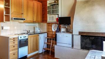 Refrigerador, microondas, lavavajillas y utensilios de cocina