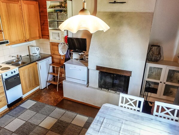 Fridge, microwave, dishwasher, cookware/dishes/utensils