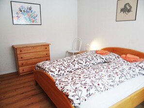 1 bedroom, iron/ironing board, internet