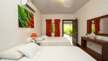 Dreibettzimmer, Mehrere Betten, Gartenblick (With AC) | 1 Schlafzimmer, Bettwäsche