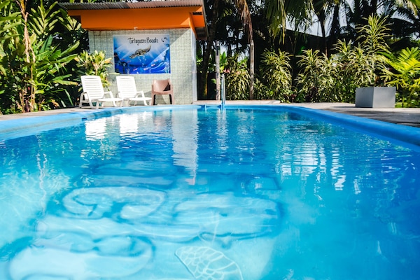 Una piscina al aire libre (de 08:00 a 22:00), tumbonas