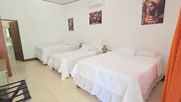 Habitación familiar, vistas al jardín (With AC) | 1 dormitorio y ropa de cama