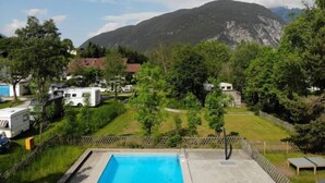 Et boligområde med swimmingpool, huse og et bjerg i baggrunden.