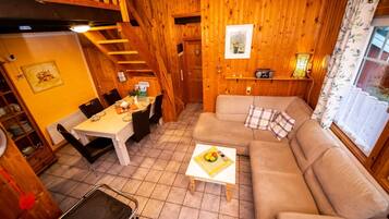 Fernseher, Kamin, DVD-Player