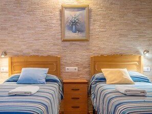 2 bedrooms, iron/ironing board, WiFi