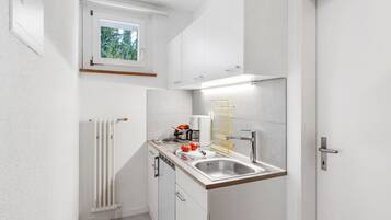 Réfrigérateur, batterie de cuisine, vaisselle et ustensiles