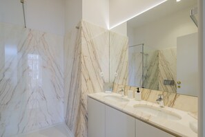 Shower, hair dryer, towels, soap - Boutique Rentals - Kihara's Apt with great views in Ribeira (Porto)