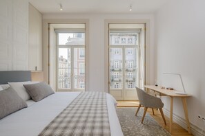 2 soverom, safe på rommet, strykejern/-brett og reiseseng for barn