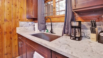 Cabin, 1 King Bed, Hot Tub, Mountain View (102) | Private kitchen