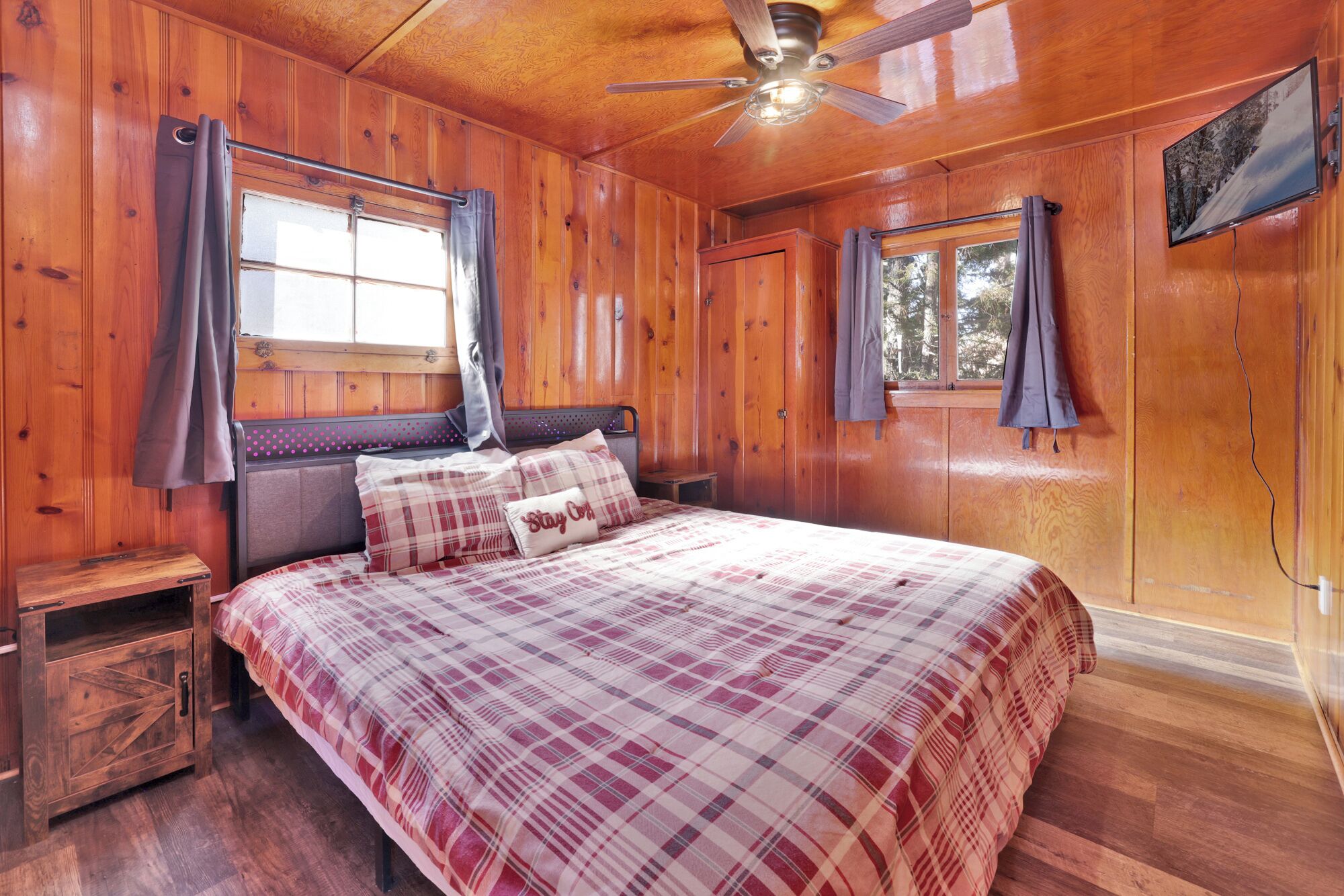 キャビン キングベッド 1 台 スパ浴槽 マウンテンビュー (102) | 1 室のベッドルーム、客室ごとに異なる装飾、客室ごとに異なるインテリア、ベッドシーツ