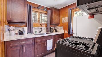 Ferienhütte, 1 King-Bett, Whirlpool, Bergblick (102) | Eigene Küche | Wasserkocher mit Kaffee-/Teezubehör