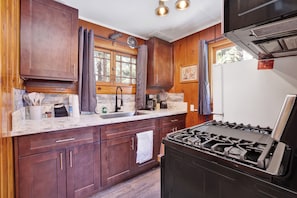 Cabin, 1 King Bed, Hot Tub, Mountain View (102) | Private kitchen - Little Pines #102 (Big Bear Lake)