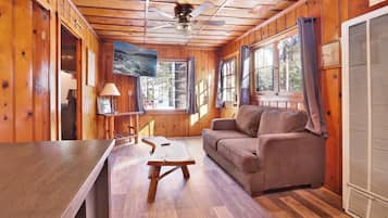 Cabaña, 1 cama King size, hidromasaje, vista a la montaña (102) | Área de sala de estar | Chimenea