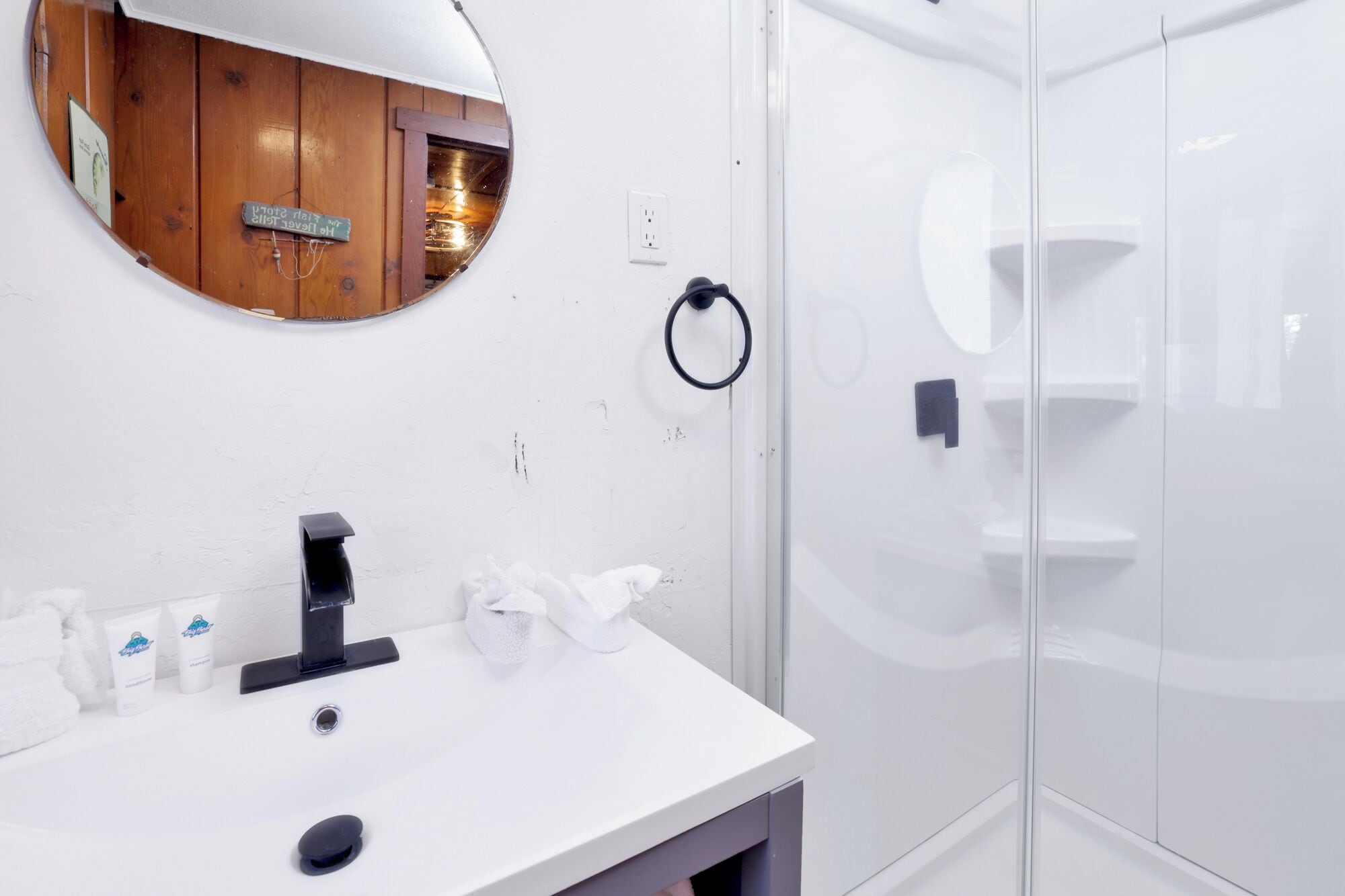 Room, 1 King Bed, Pool Access, Mountain View (103) | Bathroom | Designer toiletries, towels, toilet paper