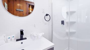 Room, 1 King Bed, Pool Access, Mountain View (103) | Bathroom | Designer toiletries, towels, toilet paper