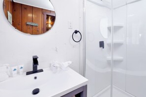 Camera, 1 letto king, accesso alla piscina, vista montagna (103) | Bagno | Set di cortesia firmato, asciugamani, carta igienica