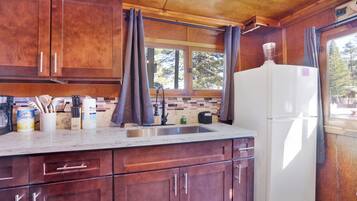 Room, 1 King Bed, Pool Access, Mountain View (103) | Private kitchen