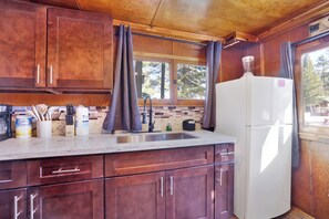 Habitación, 1 cama de matrimonio grande, acceso a la piscina, vistas a la montaña (103) | Cocina privada