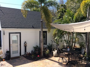 Outdoor dining - Detached garage studio updated (St Petersburg)