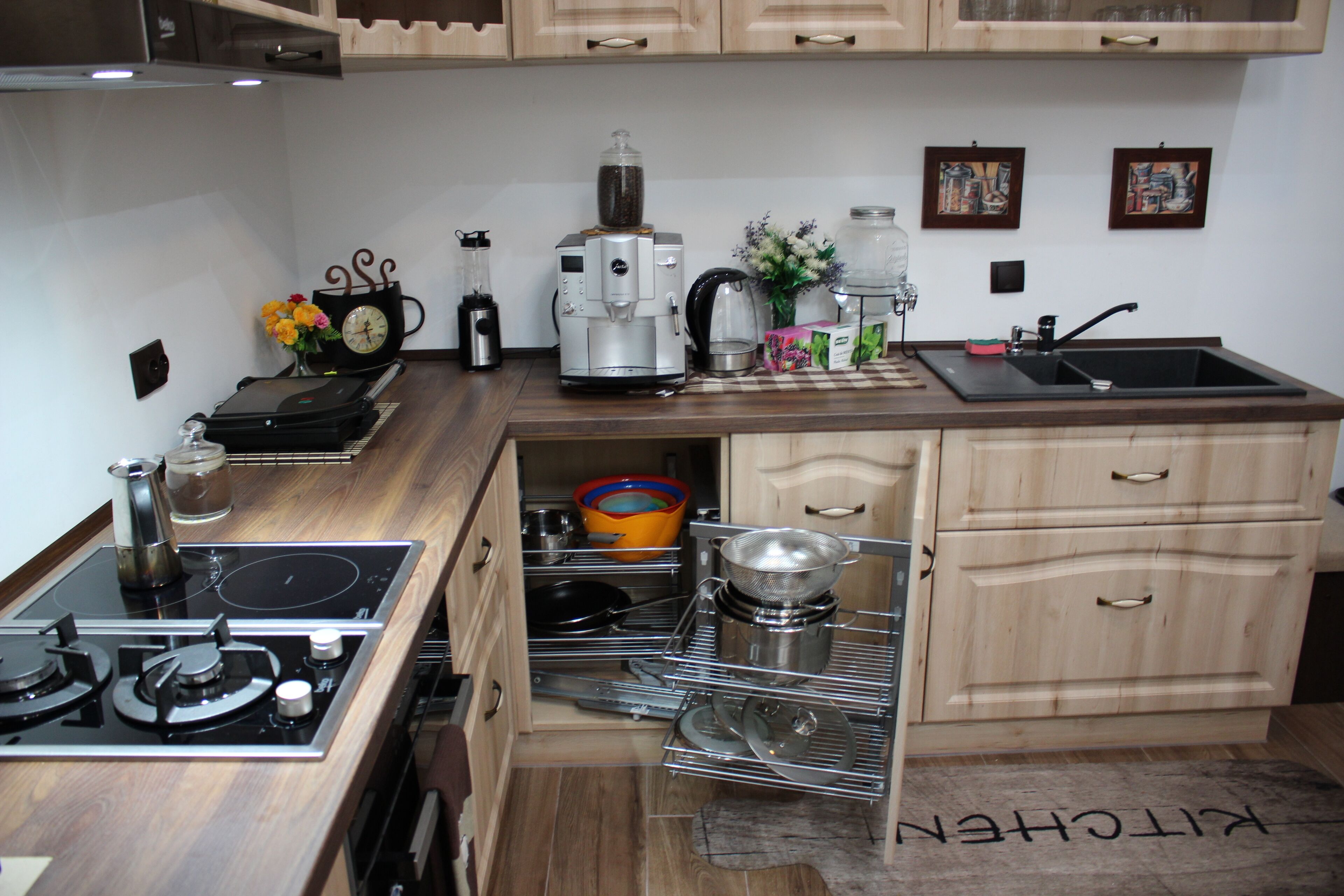 Kylskåp, mikrovågsugn, ugn och spishäll