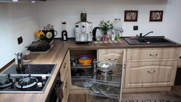 Kylskåp, mikrovågsugn, ugn och spishäll