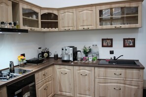 ثلاجة، ميكروويف، فرن، موقد طهي مسطح