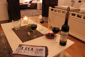 2 عدّة غرف نوم وخزنة داخل الغرفة ومكواة/لوح كي وواي فاي