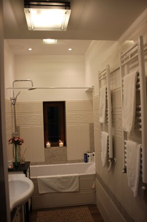 Combined shower/tub, jetted tub, hair dryer, bidet - Great service, great quality, great location, great experience! (Timișoara)