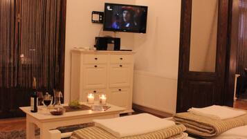 2 bedrooms, in-room safe, iron/ironing board, WiFi