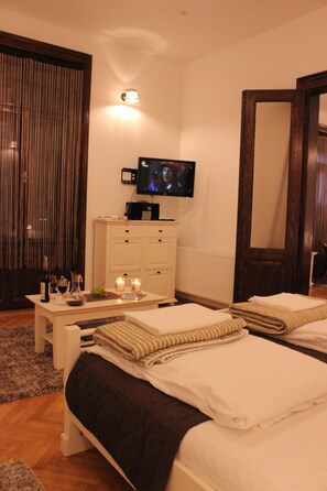 2 bedrooms, in-room safe, iron/ironing board, WiFi - Great service, great quality, great location, great experience! (Timișoara)