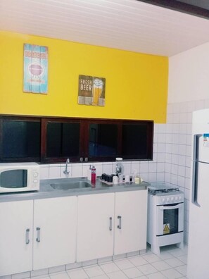 Frigorífico, microondas, horno y licuadora