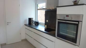 Kühlschrank, Mikrowelle, Ofen, Geschirrspüler