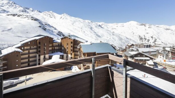 A snow-covered mountain landscape with wooden buildings and a clear sky. - Cimes de Caron 1603 by Interhome (Val Thorens)