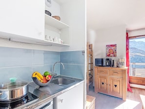 Réfrigérateur, micro-ondes, batterie de cuisine, vaisselle et ustensiles