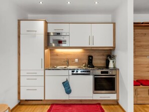 Kühlschrank, Mikrowelle, Ofen, Geschirrspüler