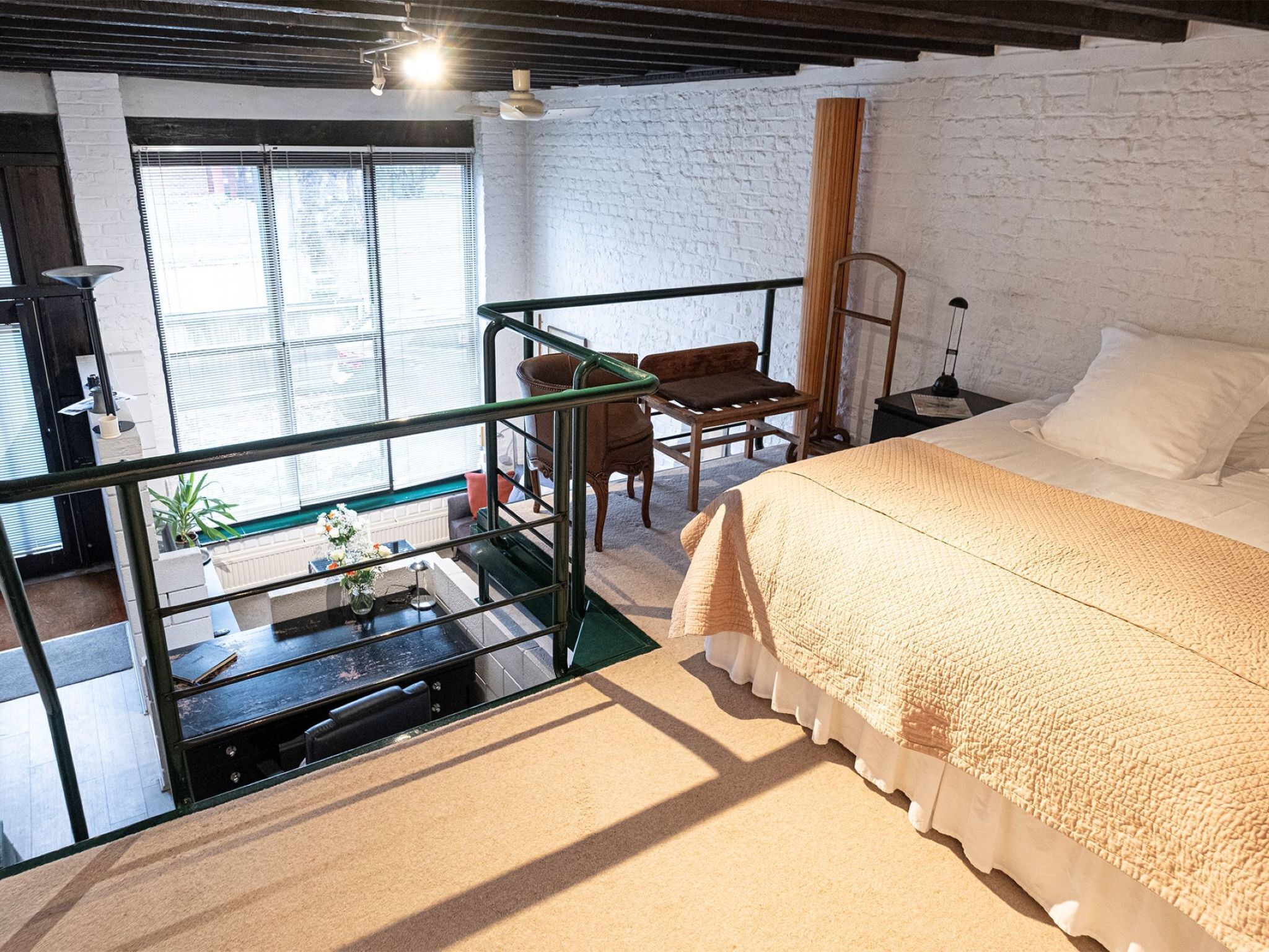 Ein Schlafzimmer mit einem Bett, einem Schreibtisch und einem Stuhl.